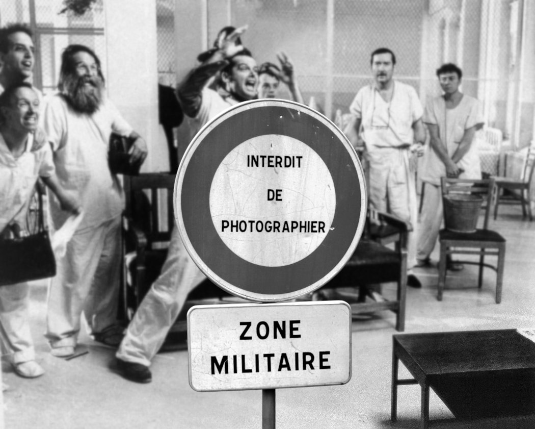 Panneau « interdit de photographier, zone militaire » planté dans un asile