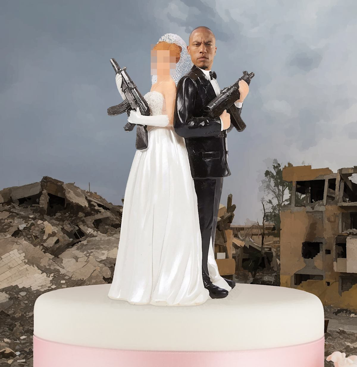 Figurines de jeunes mariés sur un gâteau, tous deux armés, devant des ruines en Syrie