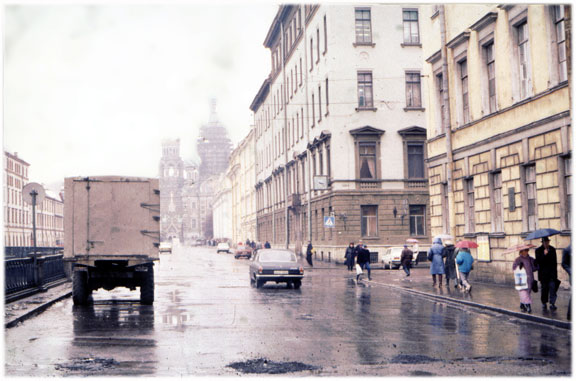 Une rue presque vide de voitures lors de l'effondrement de l'URSS